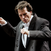 Kristian Alexander dirige l'orchestra Sinfonica di Sanremo al Teatro Cavour di Imperia