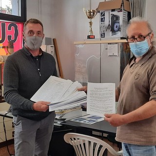 Consegnate 640 firme di solidarietà al personale sanitario che non si vuole vaccinare. Le tesi illustrate dai promotori a ‘2 ciapetti con Federico’