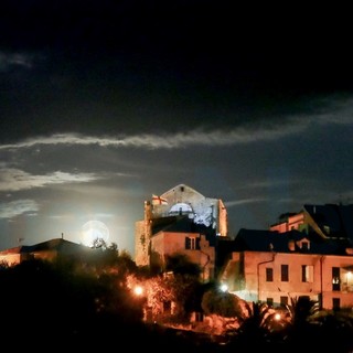 Cervo: lo spettacolo della Luna nel suo Plenilunio ieri sera nelle foto scattate da Marcello Nan