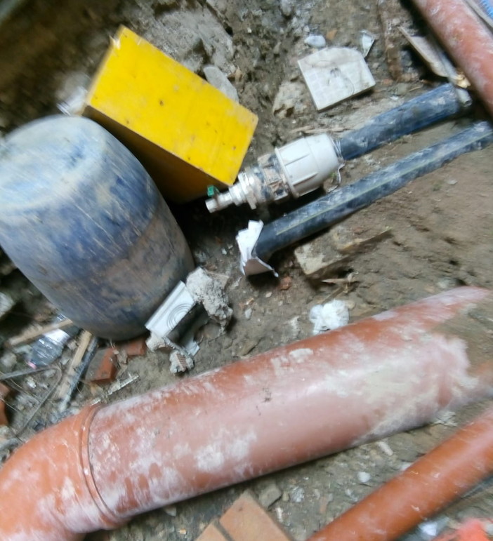 Imperia: nuovo guasto all'acquedotto cittadino, esploso un tubo stanotte in via Antica Croce (Video) Imperia: nuovo guasto all'acquedotto cittadino, esploso un tubo stanotte in via Antica Croce (Video)