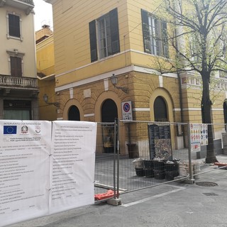 Imperia: partiti oggi i lavori di ristrutturazione del teatro Cavour con l'allestimento del cantiere (Foto)