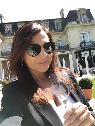 Domenica al via ad Alassio la VI edizione di “Un mare di Champagne”. In attesa, abbiamo intervistato per voi la Dame du Vin, Livia Riva