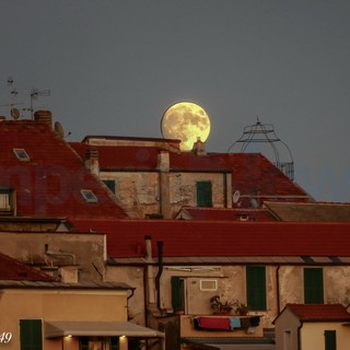 Cervo: le straordinarie foto di Marcello Nan al plenilunio di ieri sera, la 'Luna del raccolto'