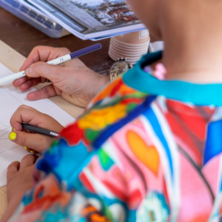 "L’Arte di Accogliere": a Borgo San Moro la scuola si trasforma in una galleria "L’Arte di Accogliere": a Borgo San Moro la scuola si trasforma in una galleria