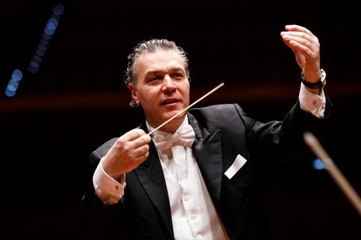 Il M° Luigi Piovano dirige l'orchestra Sinfonica al Teatro dell'Opera del Casinò di Sanremo