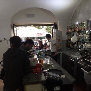 Imperia: grande successo per l'iniziativa de L'Alibi di piazza Calvi, caffè offerto a clienti abituali e nuovi Imperia: grande successo per l'iniziativa de L'Alibi di piazza Calvi, caffè offerto a clienti abituali e nuovi