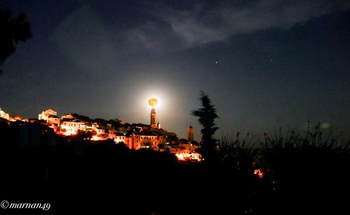 Cervo: le splendide foto della cosiddetta 'Luna Fragola' ieri sera nel Plenilunio ponentino