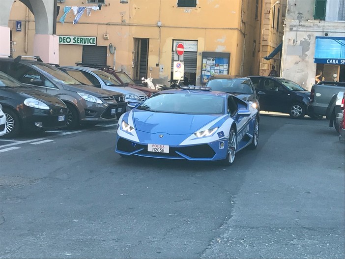 Imperia: arrivata oggi pomeriggio alla 'Festa di San Giovanni' la Lamborghini della Polizia Imperia: arrivata oggi pomeriggio alla 'Festa di San Giovanni' la Lamborghini della Polizia