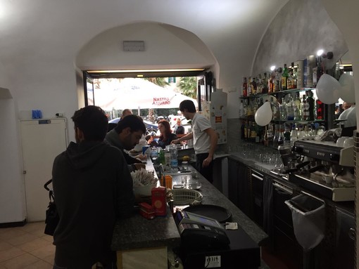 Imperia: grande successo per l'iniziativa de L'Alibi di piazza Calvi, caffè offerto a clienti abituali e nuovi Imperia: grande successo per l'iniziativa de L'Alibi di piazza Calvi, caffè offerto a clienti abituali e nuovi