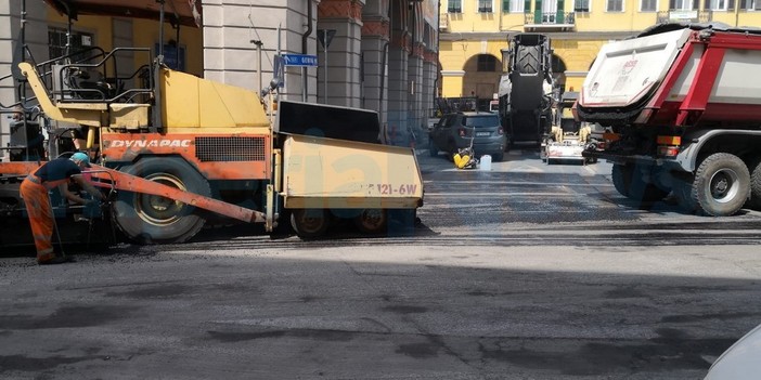 Imperia: in corso i lavori di rifacimento dell'asfalto in piazza Dante, qualche disagio al traffico (Foto)