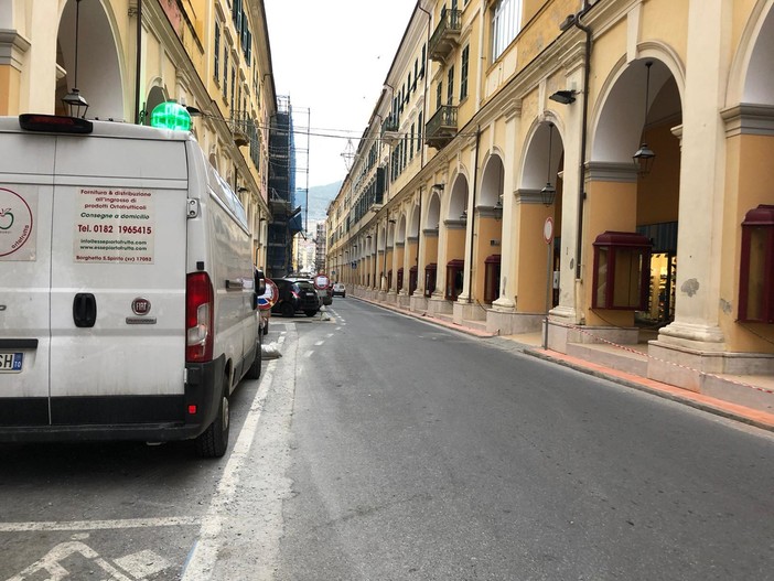 Degrado sotto i portici di Oneglia, una cittadina: "Non sono solo i volatili a sporcare, ma soprattutto gli 'umani'!"