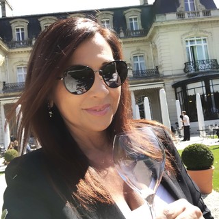 Domenica al via ad Alassio la VI edizione di “Un mare di Champagne”. In attesa, abbiamo intervistato per voi la Dame du Vin, Livia Riva Domenica al via ad Alassio la VI edizione di “Un mare di Champagne”. In attesa, abbiamo intervistato per voi la Dame du Vin, Livia Riva