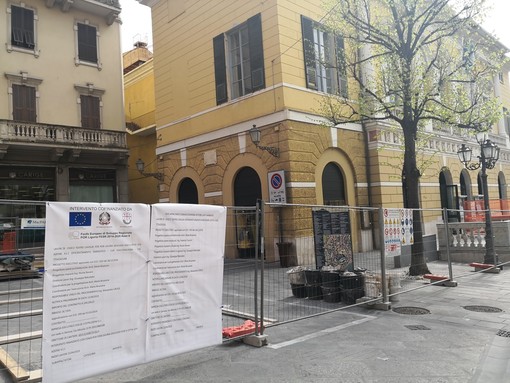 Imperia: partiti oggi i lavori di ristrutturazione del teatro Cavour con l'allestimento del cantiere (Foto)