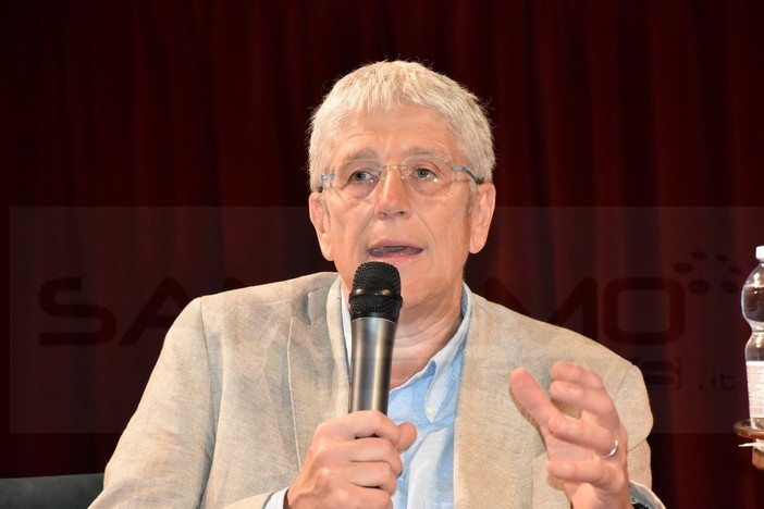 Mario Giordano ospite sul Molo delle Tartarughe a Diano Marina Mario Giordano ospite sul Molo delle Tartarughe a Diano Marina