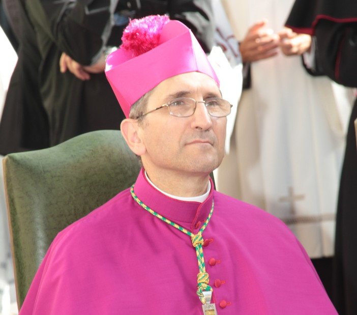Sacerdote regala piantine di cannabis, il vescovo Borghetti lo sospende per  un mese: non potrà dire Messa