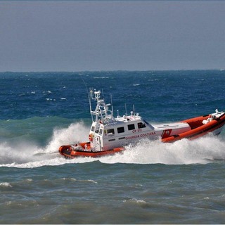 Con il fucile subacqueo tra i bagnanti: pescatore fermato a Borgo Prino