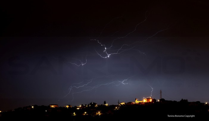 Allerta gialla fino alle 15: scesi tra 20 e 50 mm nella notte, corsi d'acqua vicini alle soglie di attenzione e ora occhio a vento e mare