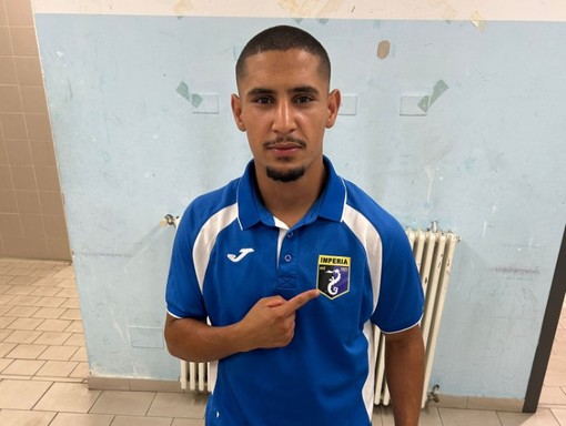 Boxe, Mehdi Gueribi vince a Voghera e mostra la maglia dell’Imperia: “È per la mia città”