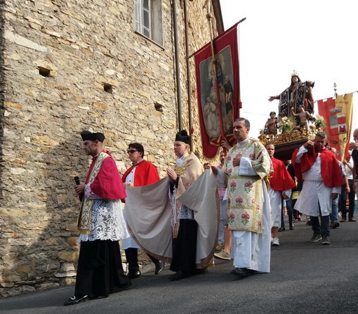 Ieri ad Aurigo numerose le confraternite che hanno partecipato ieri alla 'Madonna Addolorata' (Foto)