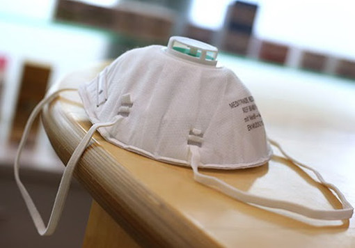 Coronavirus, bustine con due mascherine verranno consegnate nei negozi aperti. Toti: "Non c'è bisogno di accalcarsi ci saranno per tutti" Coronavirus, bustine con due mascherine verranno consegnate nei negozi aperti. Toti: "Non c'è bisogno di accalcarsi ci saranno per tutti"