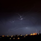 Allerta gialla fino alle 15: scesi tra 20 e 50 mm nella notte, corsi d'acqua vicini alle soglie di attenzione e ora occhio a vento e mare