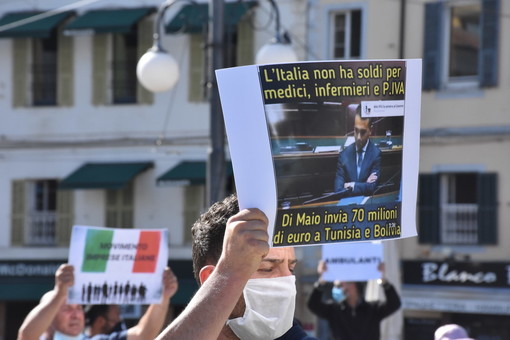 Sanremo: in 200 (500 per gli organizzatori) per la manifestazione 'Pane e Cipolla', gli organizzatori "Non ci fermeremo qui, andremo a Roma" (Foto e Video) Sanremo: in 200 (500 per gli organizzatori) per la manifestazione 'Pane e Cipolla', gli organizzatori "Non ci fermeremo qui, andremo a Roma" (Foto e Video)