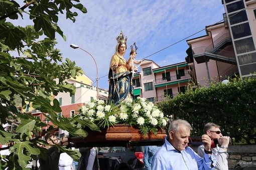 Dopo quasi 10 mesi di lavoro di restauro tornata a Pontedassio la statua della Madonna del Rosario