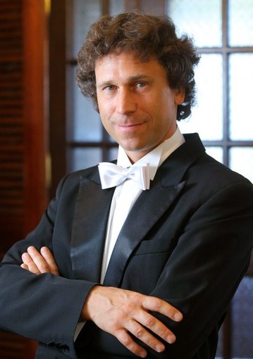 Il M° Jan Milosz Zarzycki dirige l'Orchestra Sinfonica di Sanremo a Villa Nobel nell'ambito del concerto 'Bach e Haendel, l'assoluto e il quotidiano'
