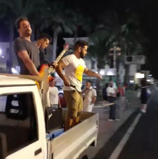 Tre dianesi in giro a festeggiare con il 'Popopoppoppopopo' nella notte della finale europea (Foto e Video) Tre dianesi in giro a festeggiare con il 'Popopoppoppopopo' nella notte della finale europea (Foto e Video)