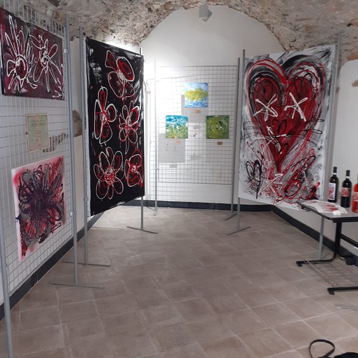 Diano Castello: prorogata fino alla fine del mese la mostra con i quadri di Gioia Lolli al 'Carruggiu Dritu'