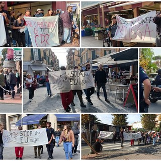 Ventimiglia, manifestazione improvvisata nelle vie del centro per Moussa Balde: &quot;No ai Cpr&quot; (Foto e video)