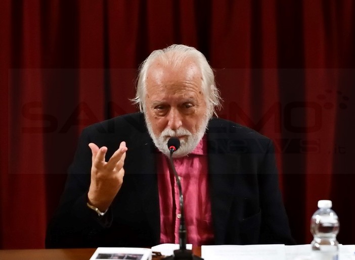 Giuseppe Conte ospite al 'Tea con l'Autore' di San Bartolomeo al mare Giuseppe Conte ospite al 'Tea con l'Autore' di San Bartolomeo al mare