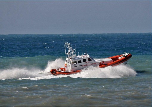 Con il fucile subacqueo tra i bagnanti: pescatore fermato a Borgo Prino