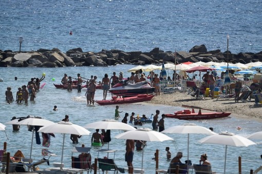 Turismo, l'assessore regionale Gianni Berrino: &quot;Chiesto al ministro di ridurre lo spazio tra gli ombrelloni in spiaggia&quot; (Video)