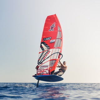 Domani da Imperia la traversata record dalla Liguria alla Corsica in windsurf di Matteo Iachino