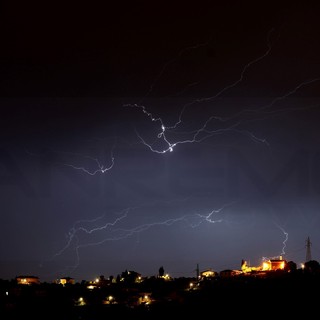 Allerta gialla fino alle 15: scesi tra 20 e 50 mm nella notte, corsi d'acqua vicini alle soglie di attenzione e ora occhio a vento e mare