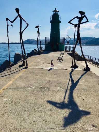 Imperia: curiosità e stupore per le sculture giganti di Marcel Dengel che 'invadono' il molo di Oneglia (Foto)