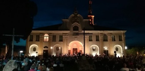 "Musica nei Borghi", omaggio a Lucio Dalla al Monte Calvario di Imperia "Musica nei Borghi", omaggio a Lucio Dalla al Monte Calvario di Imperia