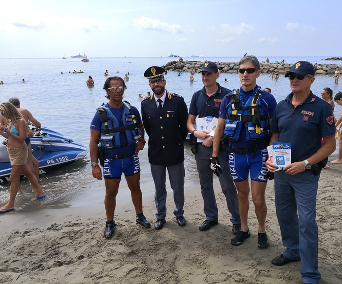 Imperia, presentato oggi ai Bagni Oneglio il servizio moto d'acqua della Polizia. Valentino: "Saranno le nostre volanti del mare" (Foto e video) Imperia, presentato oggi ai Bagni Oneglio il servizio moto d'acqua della Polizia. Valentino: "Saranno le nostre volanti del mare" (Foto e video)
