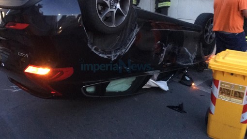 Imperia: perde il controllo dell'auto, si capotta in via XXV Aprile e fugge via. Indagini in corso (Foto e video)