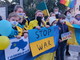 La foto da una delle tante manifestazioni contro la guerra in Ucraina viste negli ultimi giorni.
