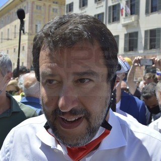 Imperia: condannato per aver sputato ai carabinieri. Salvini: &quot;Già libero, mentre il governo vuole cancellare i decreti sicurezza&quot;