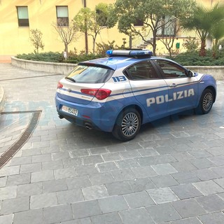 Imperia: senzatetto nascosto nel garage di un condominio, intervento della Polizia (foto) Imperia: senzatetto nascosto nel garage di un condominio, intervento della Polizia (foto)