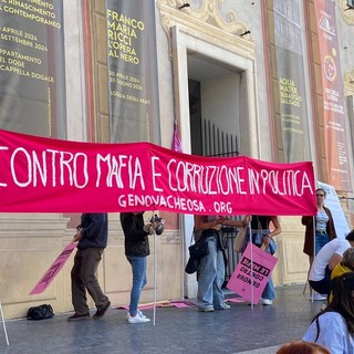 &quot;Il presidente Toti si deve dimettere&quot;: in centinaia al presidio in piazza De Ferrari (Foto)
