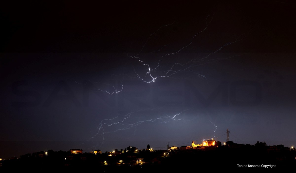 Allerta gialla fino alle 15: scesi tra 20 e 50 mm nella notte, corsi d'acqua vicini alle soglie di attenzione e ora occhio a vento e mare