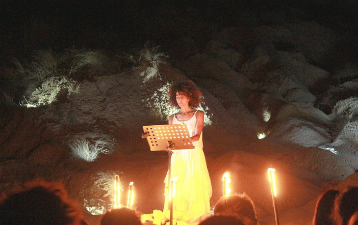 Nadia Kibout al 'Lampedusa Beach' dei Balzi Rossi di Ventimiglia