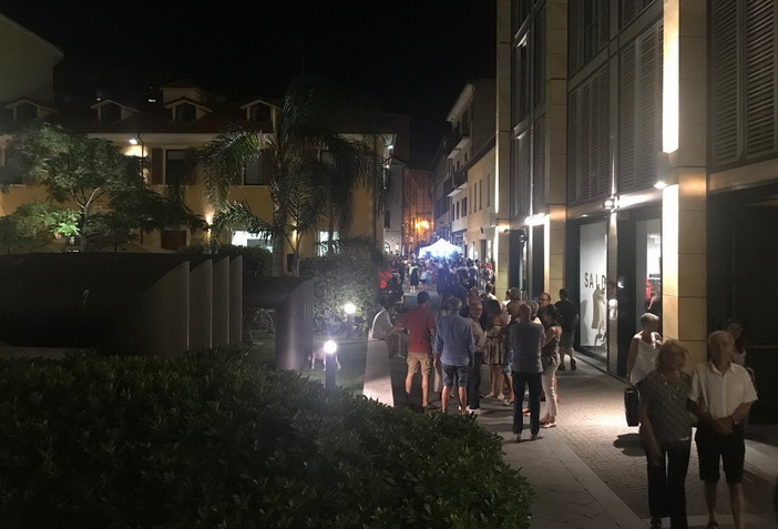 Imperia: buona la prima per la notte dei saldi 'InVia', formula apprezzata da tutti i visitatori (Foto) Imperia: buona la prima per la notte dei saldi 'InVia', formula apprezzata da tutti i visitatori (Foto)