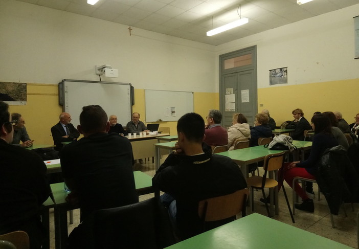 Imperia: grande successo per la 'Notte della geografia' organizzata all'Istituto nautico dal professor Giuseppe Garibaldi Imperia: grande successo per la 'Notte della geografia' organizzata all'Istituto nautico dal professor Giuseppe Garibaldi