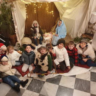 Villa Viani: suggestivo presepe vivente dei bambini per la notte di Natale, e alla Messa anche i Carabinieri (Foto)