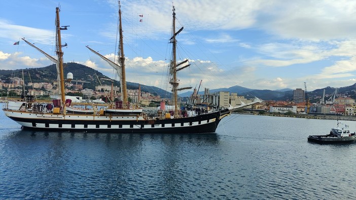La Nave della Marina Militare Palinuro ormeggiata nel porto di Imperia con possibilità di visita
